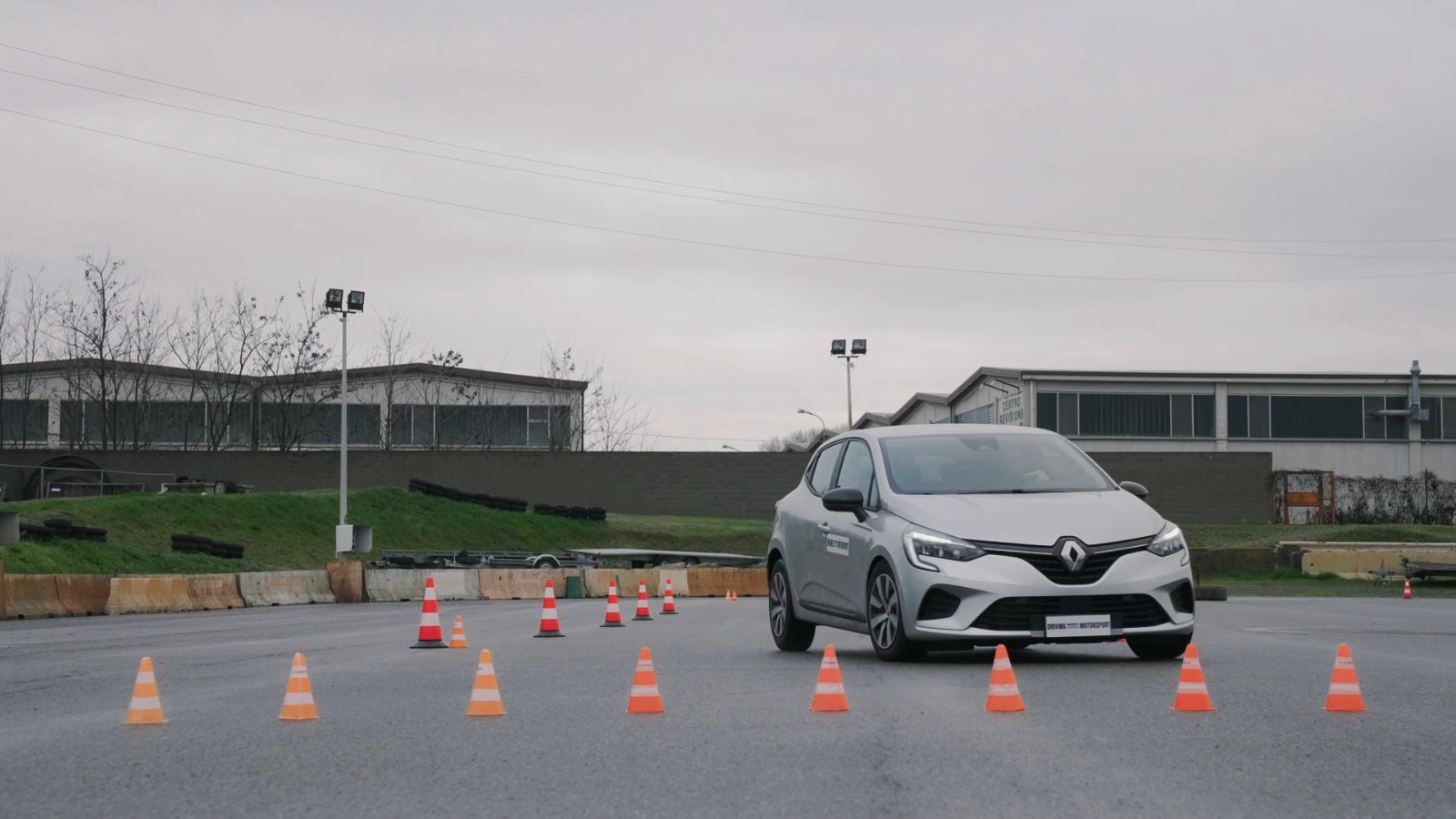 Auto Renault Clio in frenata di emergenza durante il corso di guida sicura di Driving Motorsport presso il Castelletto Circuit